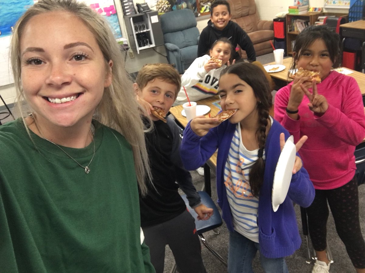 misscramer4's tweet photo. Pizza party! As a class we try to earn 6 brownie points for a reward by exhibiting good behavior. These things include being polite and using manners, having a perfect 10 in the hallway, staying focused during smal groups, and being respectful to peers. Happy Friday 😊 https://t.co/t4ty7VI2HT