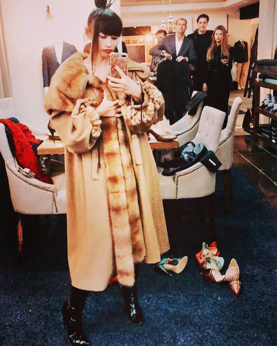 Do you like this #elegant #coat?
Imgoing2getitgood?
Love the #classy #europeanstyle
#shoppingday #amsterdam raining hard europe temperature in the #winter , itfeelslikeA #moody #woman
instagram.com/p/B3M_TXmhyfC/… #bailing #Amsterdam #Holland #白灵 #好莱坞 #阿姆斯特丹 #GermanComicCon