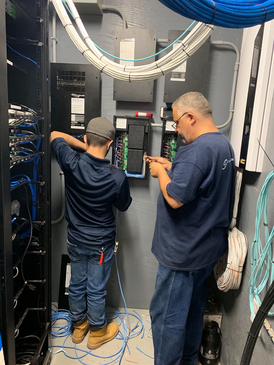 HomeAdvanced's tweet image. Terminating Lutron Electronics shade wires into the Lutron power supply.
#lutron #powershades #homeautomation