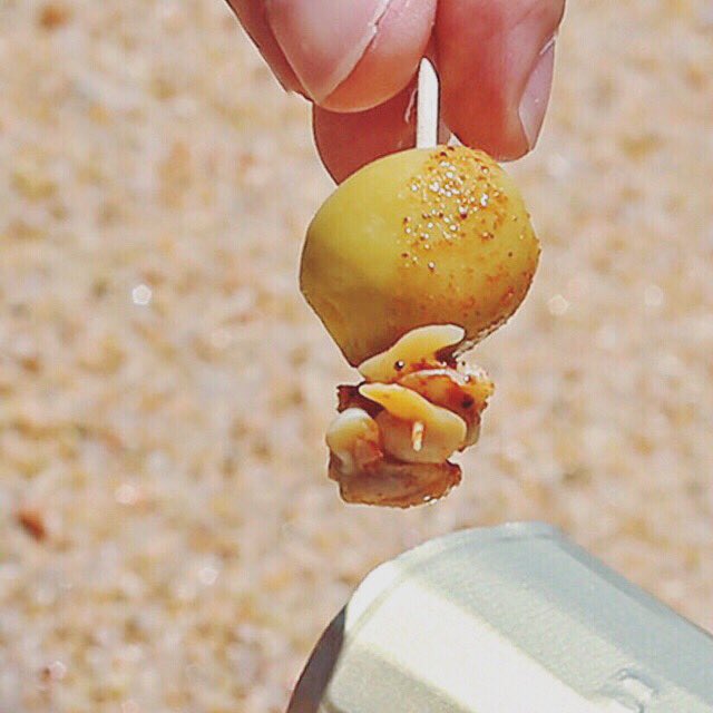 ¿Pero sabes que las rellenas se inventaron en España 😝?
⠀⠀⠀⠀⠀⠀⠀⠀⠀
Cándido Miró Rabasa 👨🏻‍🔧 fue quien automatizó el proceso de rellenado de las aceitunas y su envasado, inventando 🧠 todo un proceso de deshuesado.
#vermutem #aceitunasrellenas