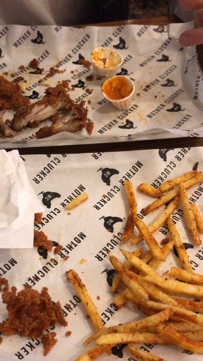 fabianadel's tweet photo. @motherclucker #lakeside - what are you doing !? Chicken literally had no seasoning , the skin fell off and we waited 20 minutes for 5 wings and 2 pieces of chicken. Not gre8 guys sorry https://t.co/VCEiLNh8kv