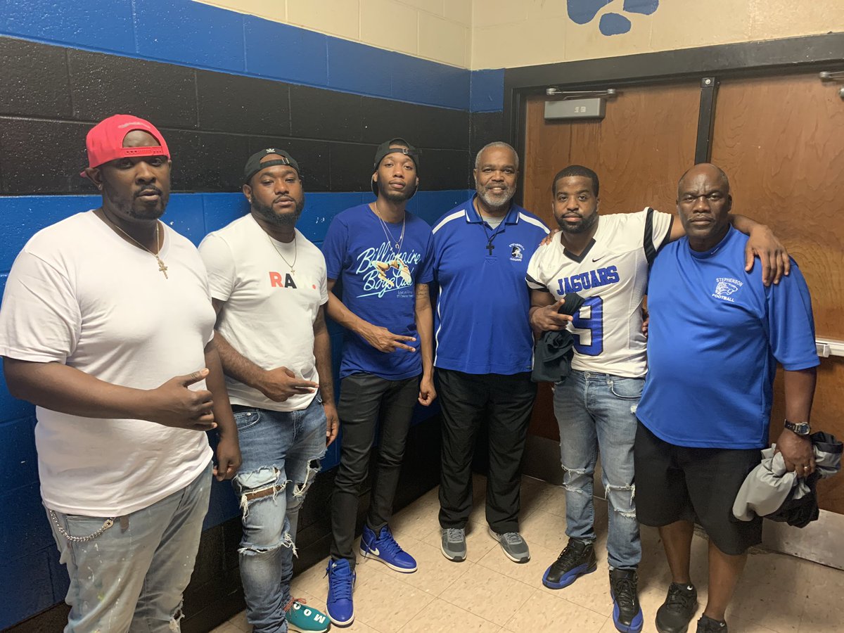 WE_R_FLY's tweet photo. Paint Job Stephenson ⚫️🔵 🐆 @Vee_FLY9 @mookmanshawty @iMcFLI x @only1easton w/ Coach Gartrell x Coach Sellers #stephensonhighschool #homecoming #swagsurfin #undefeated #flyswagsurfinchallenge @DeKalbSchools https://t.co/uEc3I6QsXQ