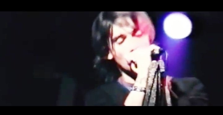 OttaSSat8's tweet image. #FabrizioMoro videoclip #PerMe
💔💘💞
"🎷🎷"

(Immagini dal videoclip del verso citato rese più chiare)

631.000 visualizzazioni su YouTube YouTube giorno 22
💪💪