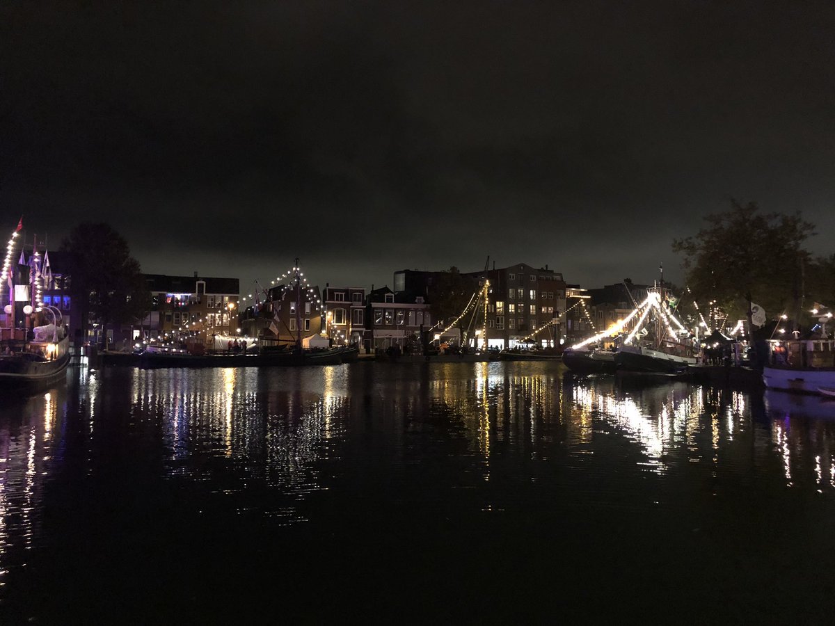 Zojuist is de Furieade op feestelijke wijze officieel geopend! Ondanks het mindere weer stonden de kades in Maassluis bomvol. Het zag er prachtig uit! Ook zaterdag en zondag is er nog van alles te beleven in Maassluis.