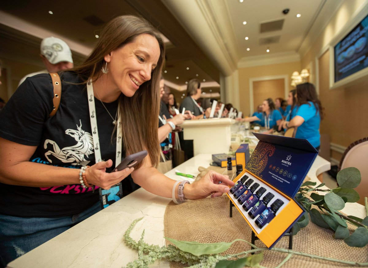 mantraoils's tweet image. We love seeing our Affiliates' reaction to our brand new #mantraessentialoils set. We have the oils on display at #MDCCON2019 with samples out for everyone to try! It sure smells amazing in this event space... 🍃💨