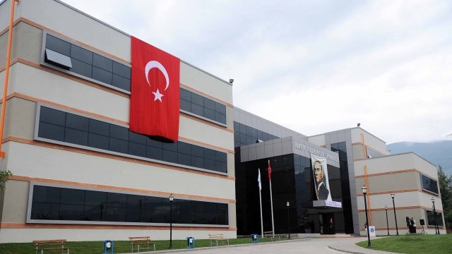 Bugün itibarıyla Üniversitemizin Turizm İşletmeciliği ve Otelcilik Yüksekokulu kapatılarak yerine Turizm Fakültemiz kurulmuştur. İlgili tüm birimler fakultemize aktarılmıştır. Kocaeli ilimize hayırlı uğurlu olsun. Emeği geçen tüm paydaşlarımıza sevgi ve saygılarımı sunarım..