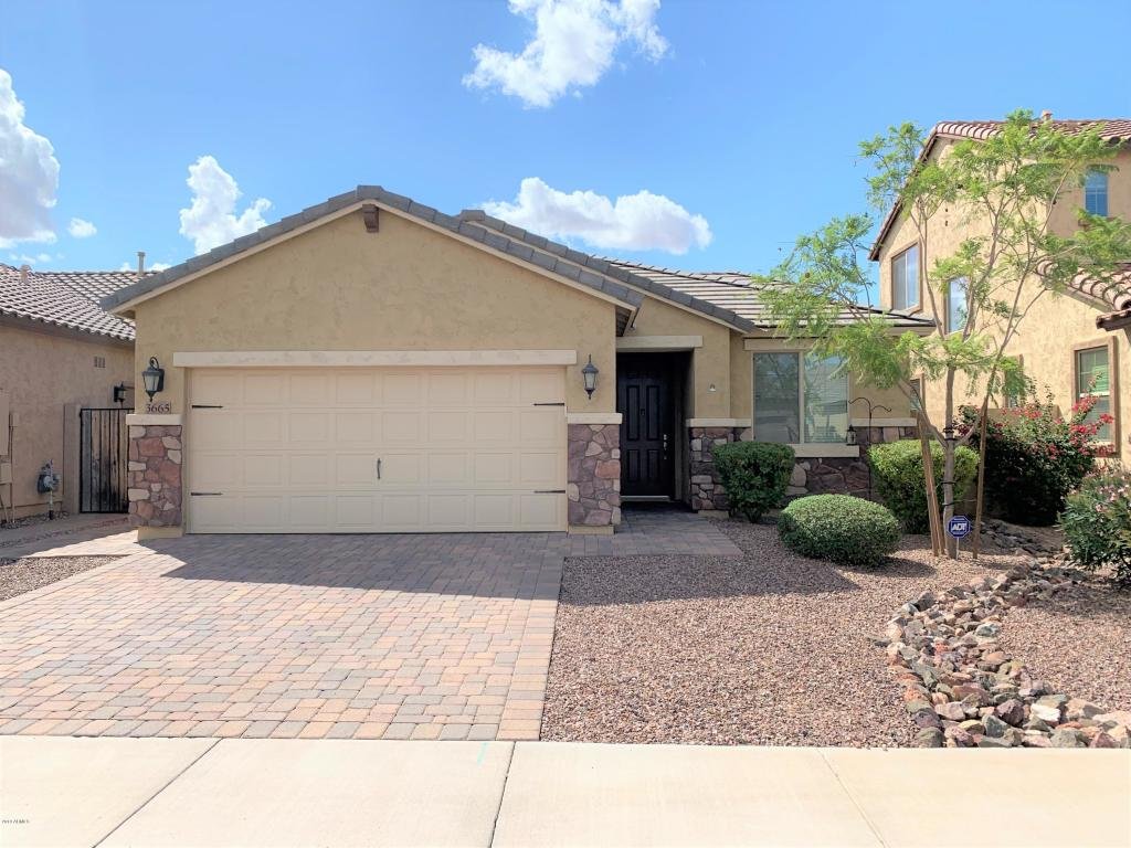 marylnc's tweet photo. My #GilbertAZ  house is officially on the market to #rent! Checkout the details here, and contact my #rental agent with interest or questions. https://t.co/xDV80gniO6 https://t.co/DJRtJ4lMZS