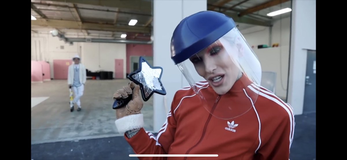 New goal: photograph at Star Studios!!!
<a href="/JeffreeStar/">Jeffree Star</a> doesn’t play!
📸