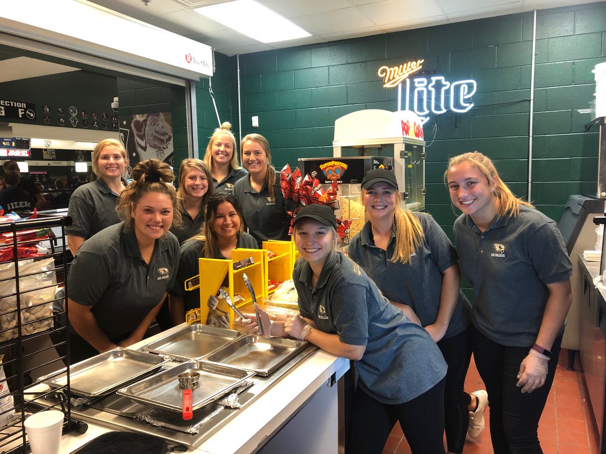 CoeSoftball's tweet photo. The Kohawks are working in stand #2 at the CR Rough Riders hockey game tonight .... come spend your $$$ at our stand!! #WeLOVETips https://t.co/GYMMwLbAtD