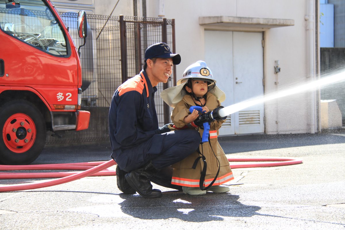 三重県桑名市 本日 午前9時から正午まで桑名 市消防署で 消防体験キッズが開催されています 放水体験やロープ渡り体験など 普段体験することができない 消防の仕事を体験することができますので この機会に 皆さんお越しください