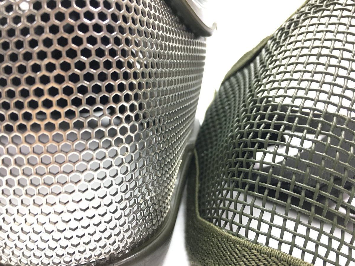 sometac1's tweet photo. 【メッシュマスク】
あなたの大事な歯や頬を守ってくれるパーツ、当然素材が非常に良いです。
よくあるワイヤーを網状に並べた物ではなく、アルミのような光沢のある一枚板をパンチング加工したメッシュになっています。
なので表面は非常にフラットですっきりとしていますね。
#WARQ https://t.co/oh7fEBcXY5