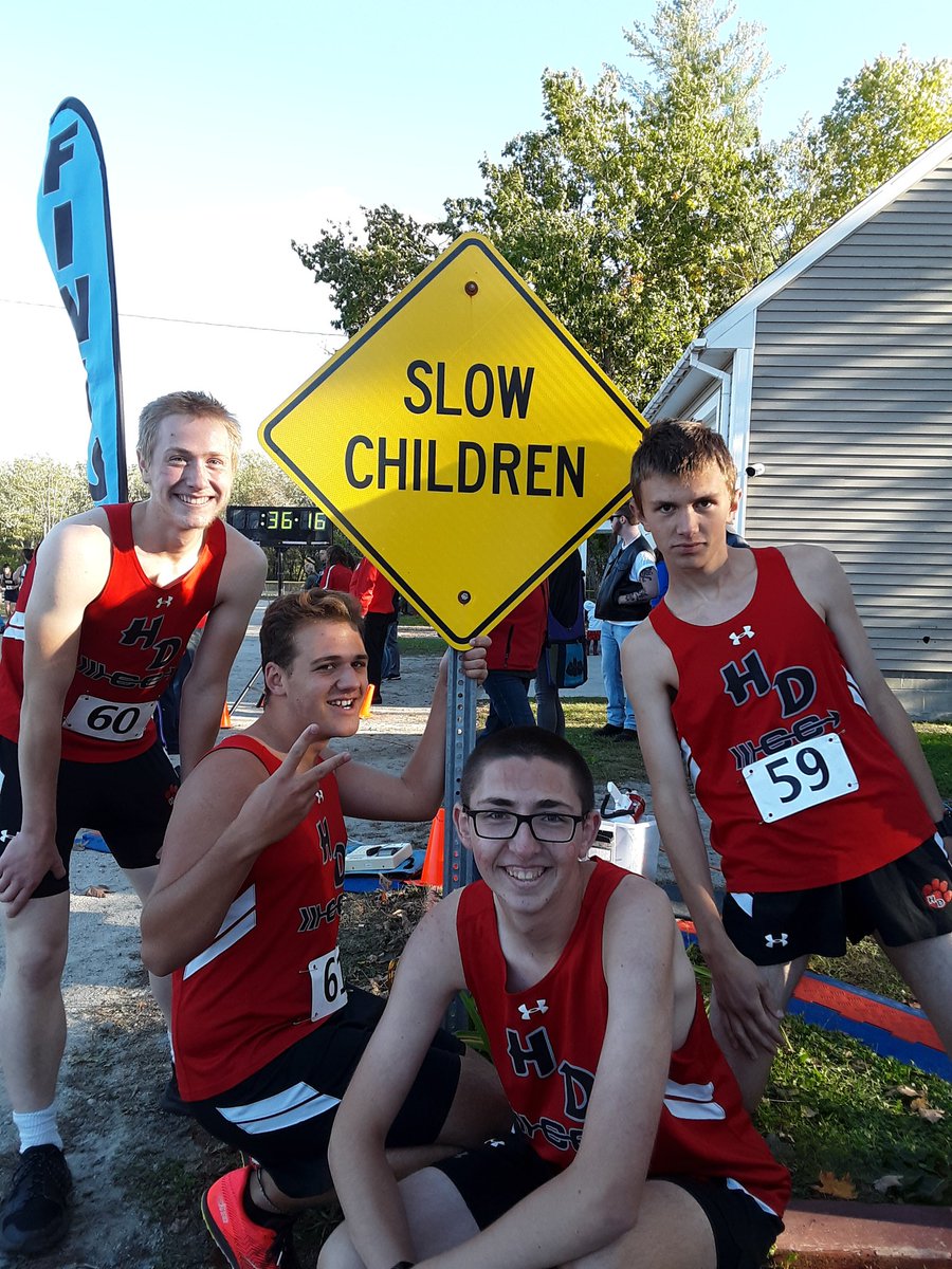 ElizabethLabier's tweet image. A cold but awesome homecoming race! I am so proud of this team. I wish I could have been able to run with everyone, but I am so happy I was able to be here with the team. #hdhspride