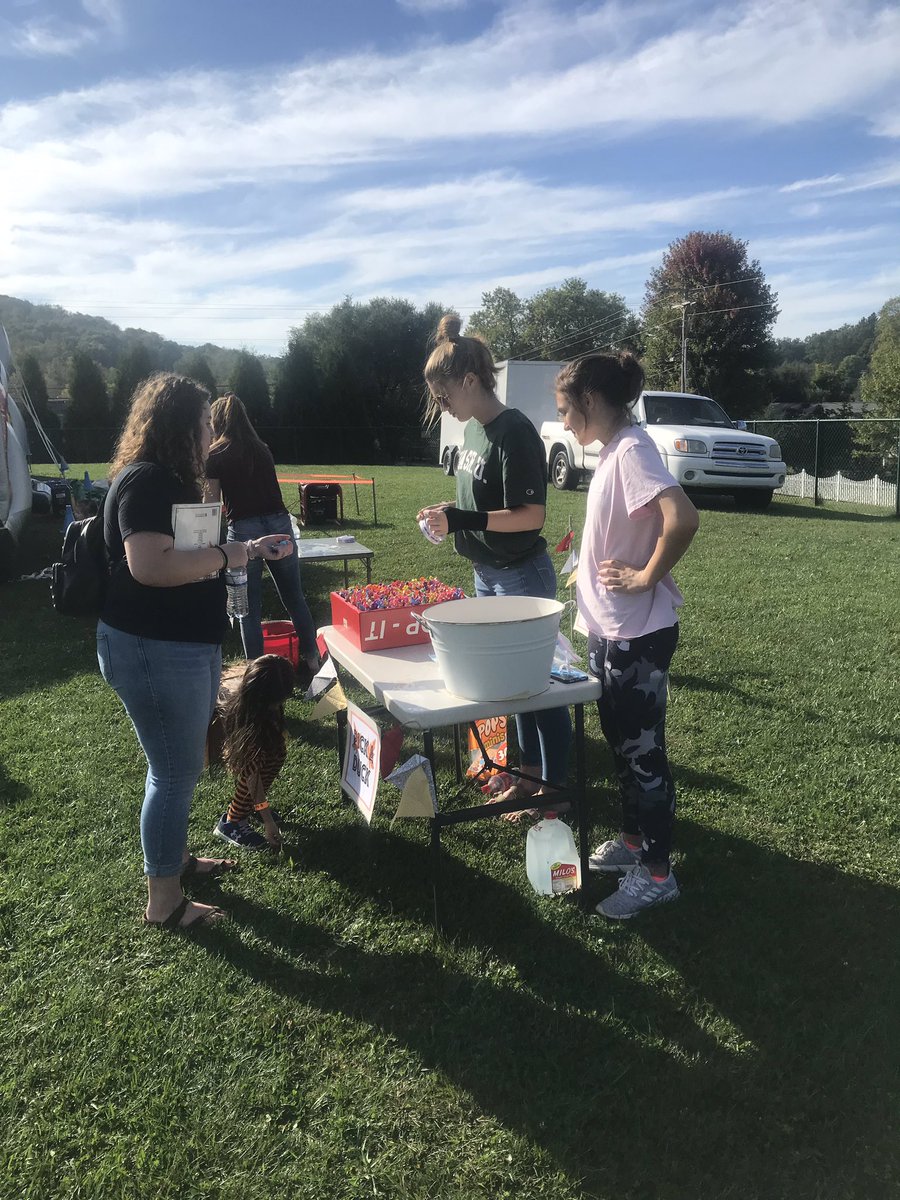 Volunteering for the Banner Elk Fall Festival! #weareavery #raidthenet #team <a href="/averyhighschool/">Avery High School</a> ❤️🏐❤️