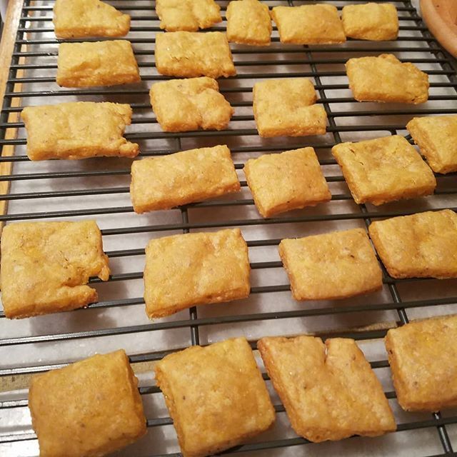 I love it when I come home from work to fresh baked...anything. This time it was crackers. #myhusbandisthebest #cooking #spicyfood ift.tt/2LObwxA
