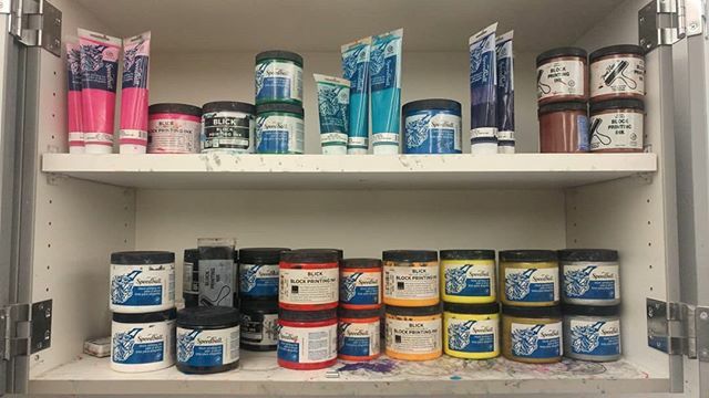 cascade_art's tweet photo. #printmaking #artsupplies #organization
This is how we store our waterbased block printing ink, in the closest cabinet to where we set up the inking station. @speedball_art and @blickartmaterials are our favorite brands 👍 👍 #createwithblick #ink #ink… https://t.co/vjKLZXf6Wq https://t.co/eOiKMvAww8