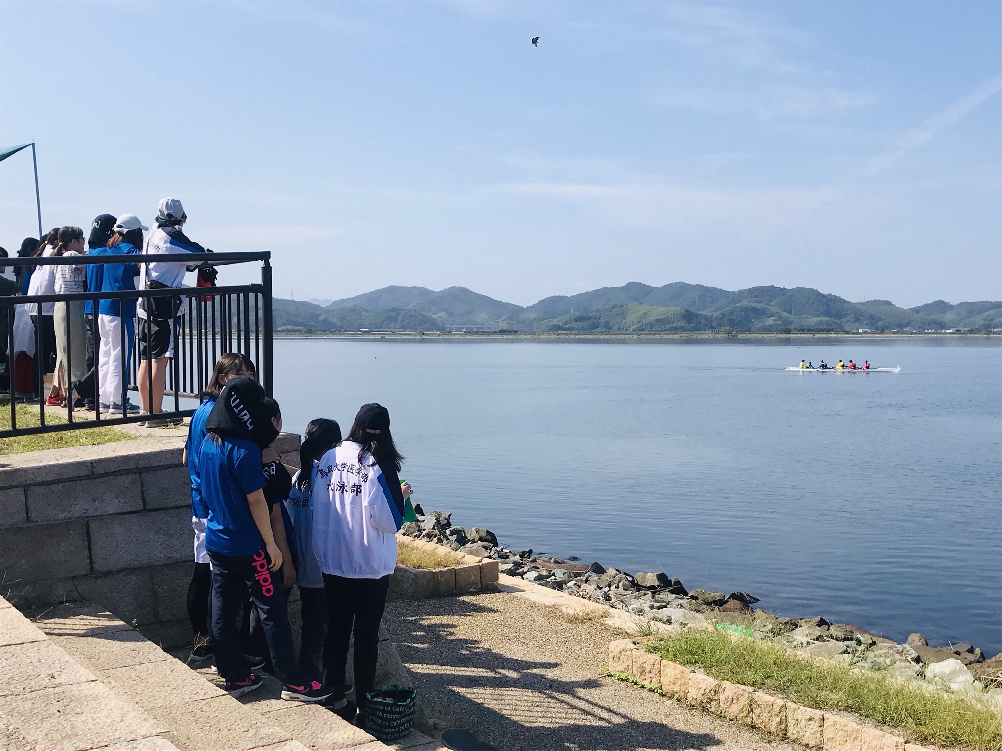 鳥取大学医学部水泳部 とりすい おはようございます 今日はレガッタ大会です 水泳部からは8艇出ます 何やらカラフルな船がいますがゴレンジャー達はぶっつけ本番だそうです みんな必死に漕ぎ方を聞いてますね 頑張れ