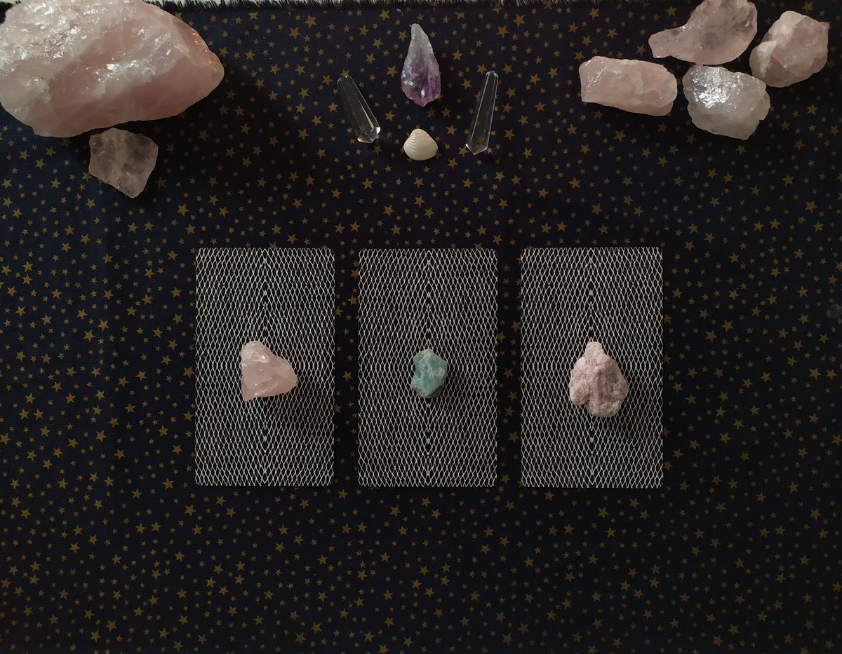 carlabraga___'s tweet photo. ✨ conselho do tarot pra sua vida amorosa ✨ cite ou responda o tweet com a sua escolha: 1) quartzo rosa, 2) amazonita, 3) turmalina rosa. 💘 https://t.co/jcTRjXWNif
