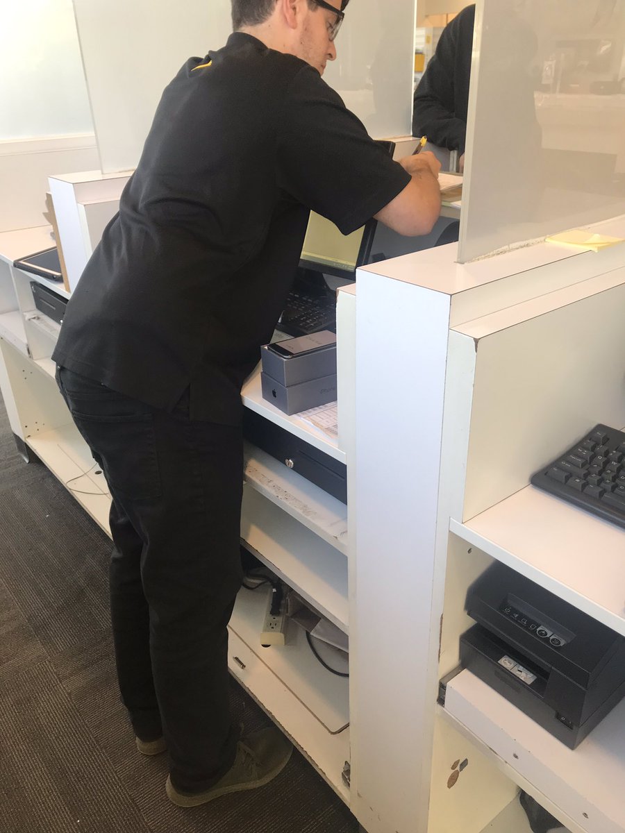 BeastoSupremo's tweet photo. #CXALLDAY MAXX covering all bases ensuring customers leave satisfied, educated! And DELIGHTED! Just BECS it!! @jchan267 @StinkyJenny @Rwahba08 @Chidalgosaez @sprintNEregion @NelJustinico https://t.co/6biLKBVKmV