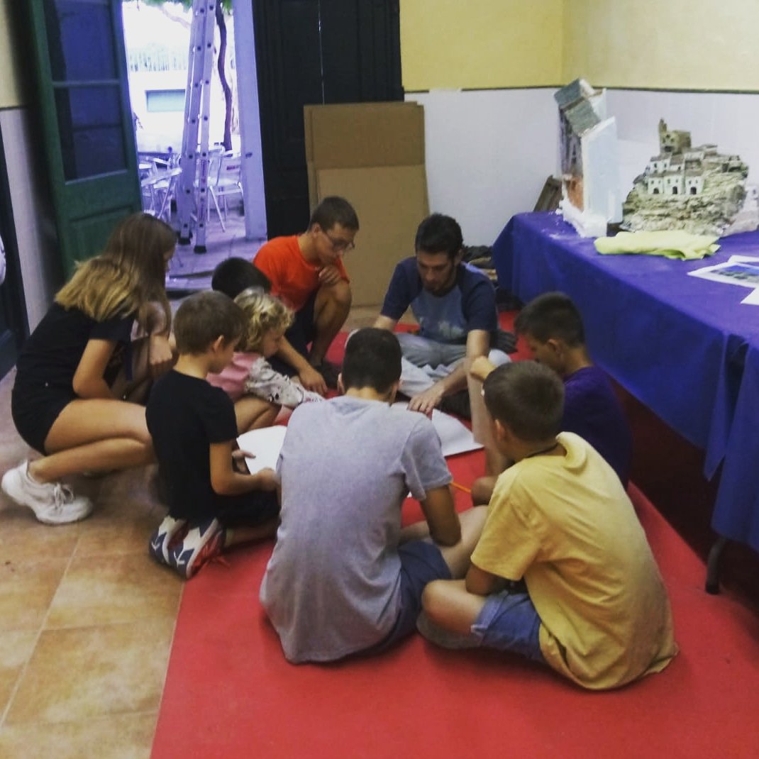 xulius's tweet photo. Avui arrenca el primer curs de pessebrisme! A partir de 8 anys, tots, grans i petits, poden apuntar-se a aprendre com fer un diorama els divendres de 6 a 8 als #Xulius!!
Anima't!
#SPRibes #Nadal #sacostaelNadal #pessebrisme https://t.co/pdD53h2JxW