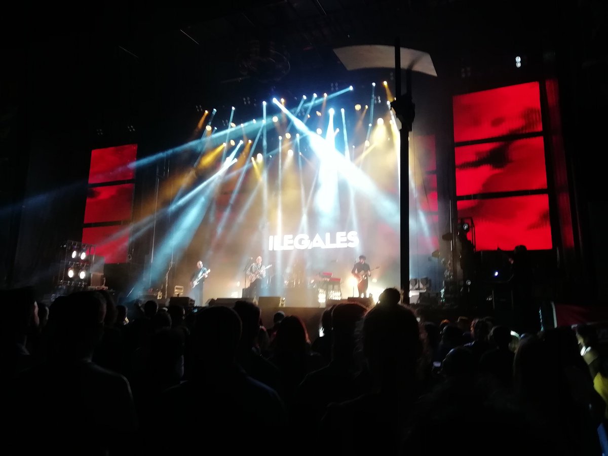 cbenavidesp's tweet photo. Viendo a @IlegalesRock en #caravansur. Qué recuerdos! https://t.co/oQCJSeSa2P