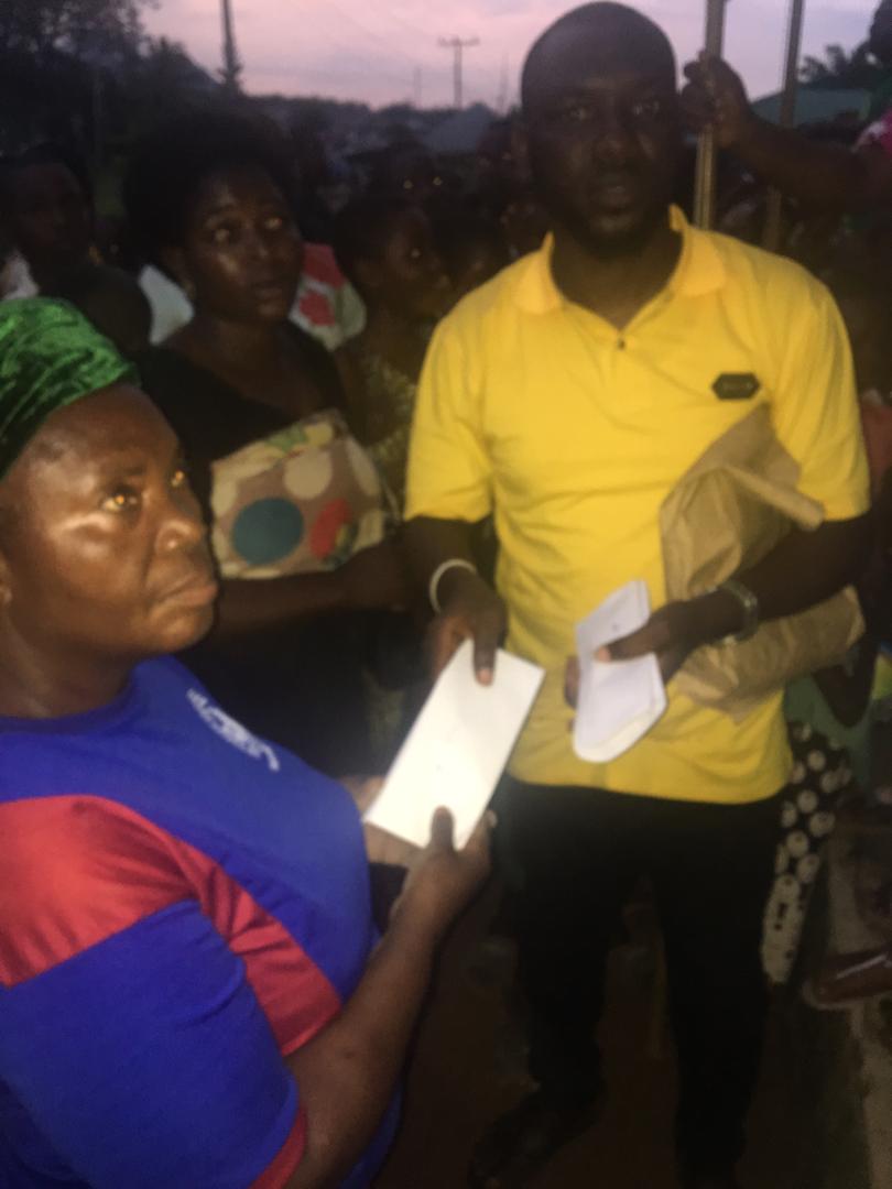 Bankoleakinse's tweet photo. Idanre Development Foundation again today reached out to flood victims to distribute relief materials and also financial empowerment to windows and petty traders. 
@aromeagenyi
@RotimiAkeredolu @idanredevelopm1 @fessy_west @nemanigeria @tvcnewsng @ActionAidNG #IdanreFirst https://t.co/z2KeLAExnf
