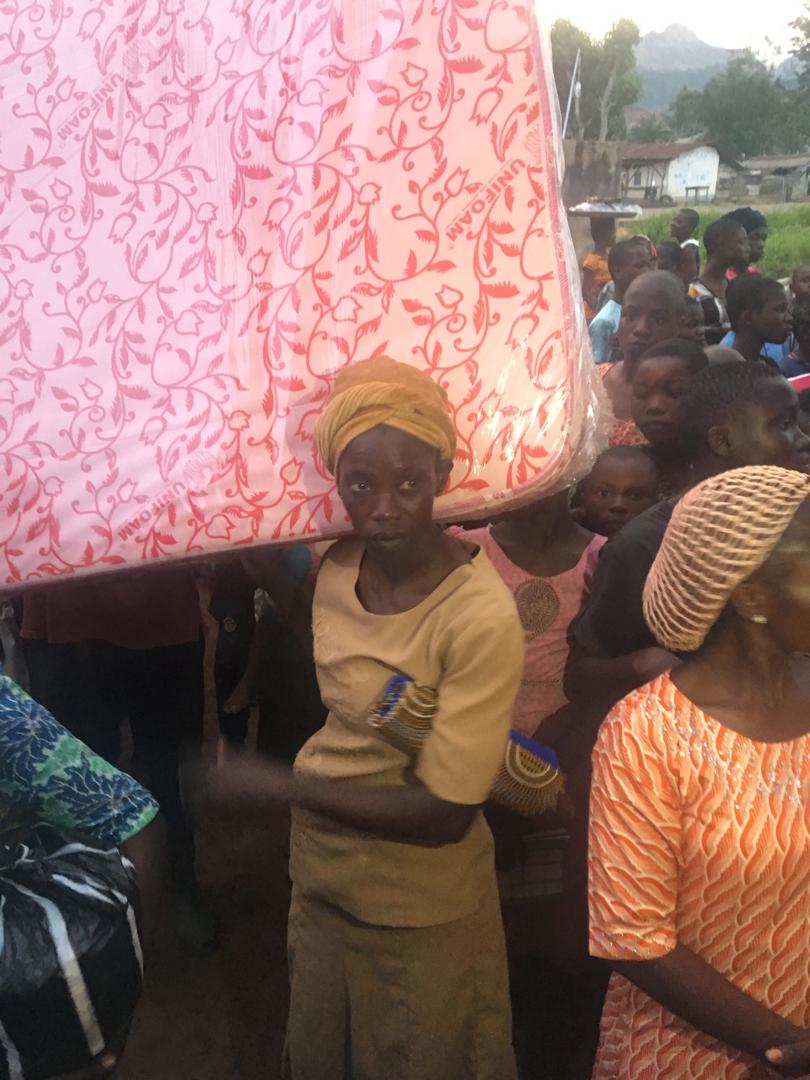 Bankoleakinse's tweet photo. Idanre Development Foundation again today reached out to flood victims to distribute relief materials and also financial empowerment to windows and petty traders. 
@aromeagenyi
@RotimiAkeredolu @idanredevelopm1 @fessy_west @nemanigeria @tvcnewsng @ActionAidNG #IdanreFirst https://t.co/z2KeLAExnf