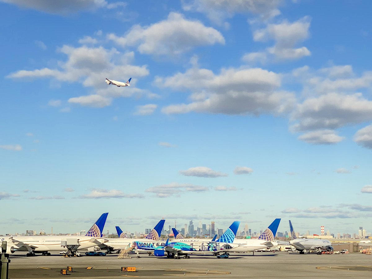 Great view at EWR today! ❤️ #United #FlyTheFriendlySkies