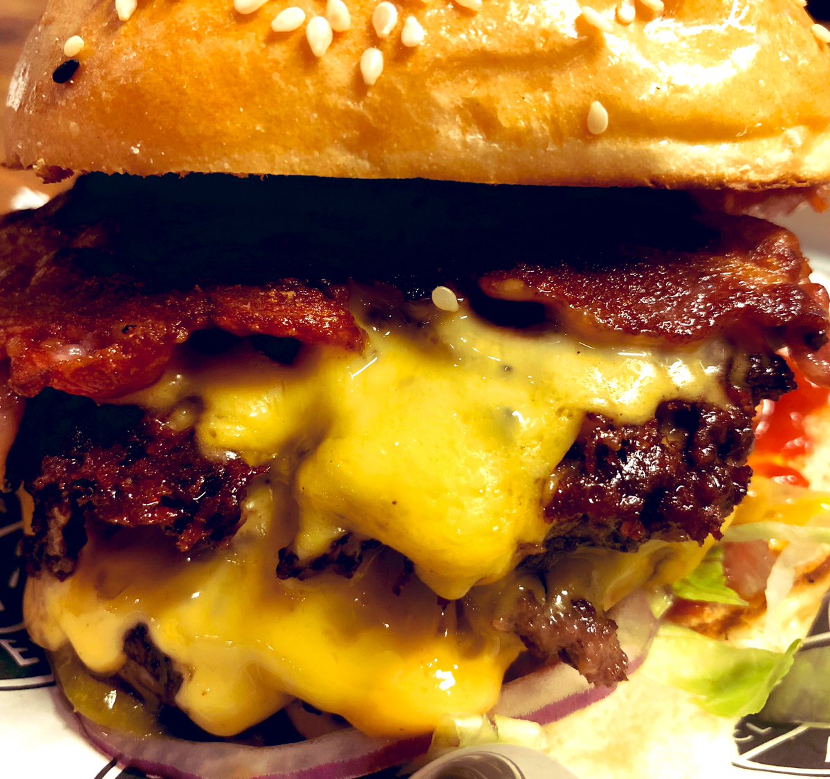 TheGaztronome's tweet photo. Got the #bacon #double #cheese #burger @secretburgerCLB @nottsstreetfood #awesome https://t.co/KyHQ6unAYo