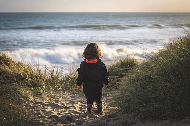 FreeWaveSteve's tweet photo. It’ll be your time soon chicken. #surfingtoddler #hengistburyhead https://t.co/WjNtYf2KkV https://t.co/HsiIYgqA7F