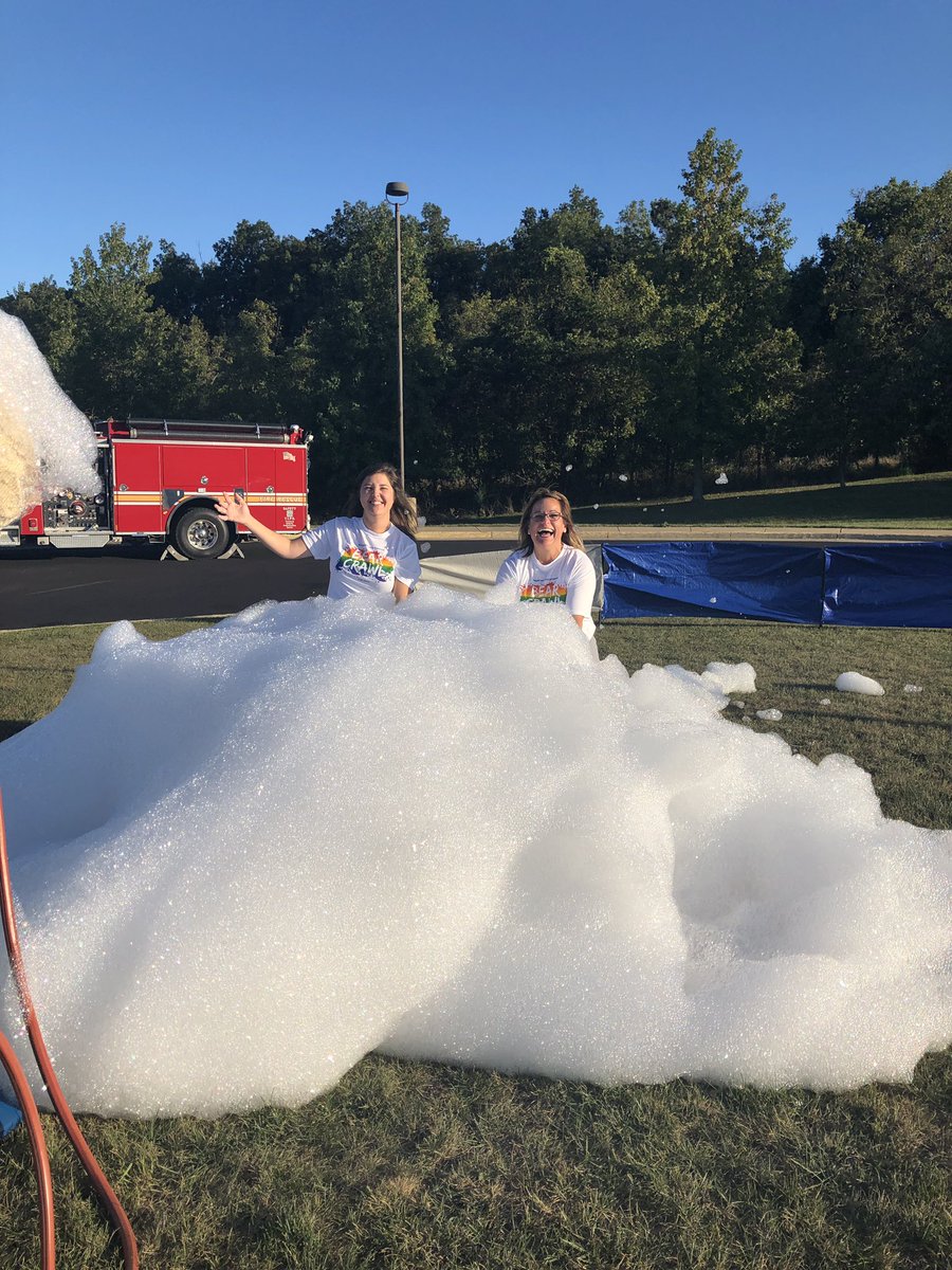 Lov2teachK's tweet photo. Round Hill Bear crawl!! Foam Pit managers!! #thisisawesome @RoundHillES @TheBearyHappySC https://t.co/qhk1gR3ulh