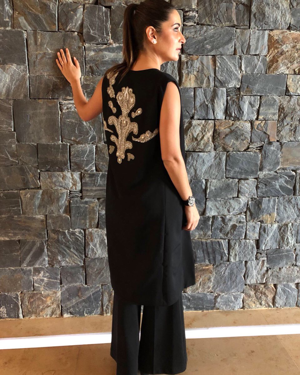 AntonelaVarone's tweet photo. Conducción Asamblea Anual #AOSS #AMPASS
.
Look formal @BrezzaByNatali 💕
#usuhaia #findelmundo https://t.co/hcveCJCAY5
