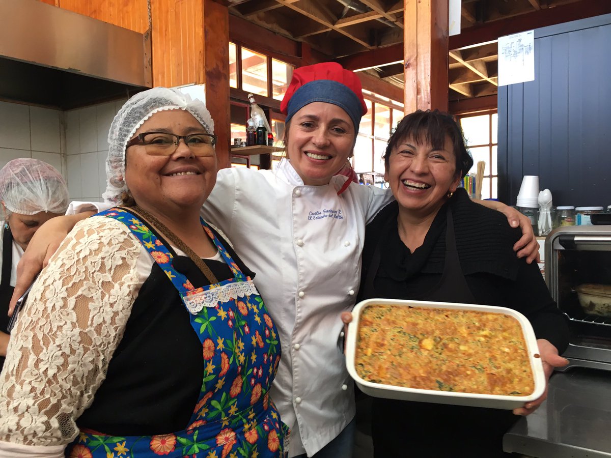 BudiMapu's tweet photo. A pedido de mis wenuy e integrantes de la red hoy taller de cocina #culinaria Blanca Gonzalez
Jugó de plantas silvestres Killoy killoy, budín de yuyos , guiso de pesados mariscos y cochayuyo, pescado y preparación de catutos con mermeladas de murtas Mañum a mis wenuy de #CETSUR https://t.co/zBTMnBCKAb