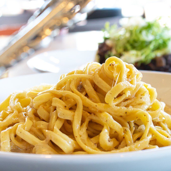 Cacio e Pepe at @BarSiena is seriously on point!!  Looks like your dinner plans for the weekend were just made for you, Chicago !! 😎🔥 #cacioepepe #authenticitalian #chicagofoodies #barsiena #boom