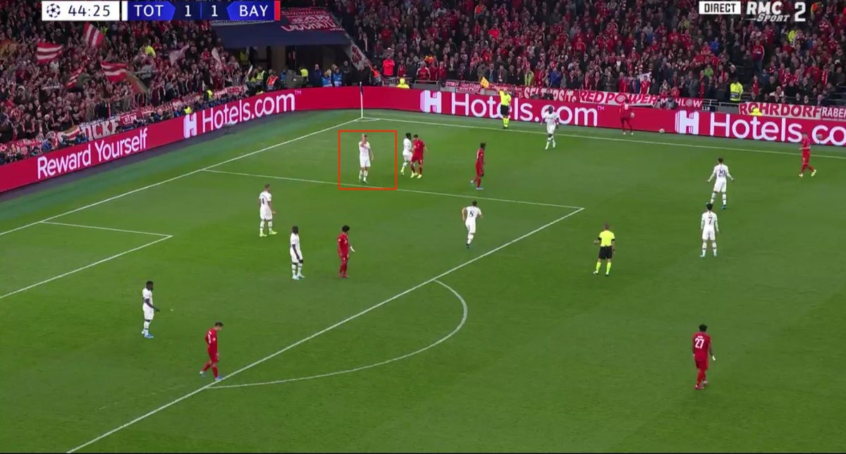 SpursAnalyses's tweet photo. Thread #21 : Tottenham 1 - 2 Bayern 

Bayern is in our side and makes some pressure just before the half. Vertonghen is contesting the referee and he is not focus on the game. #THFC #COYS #TOTFCB https://t.co/PEovdlj8fO