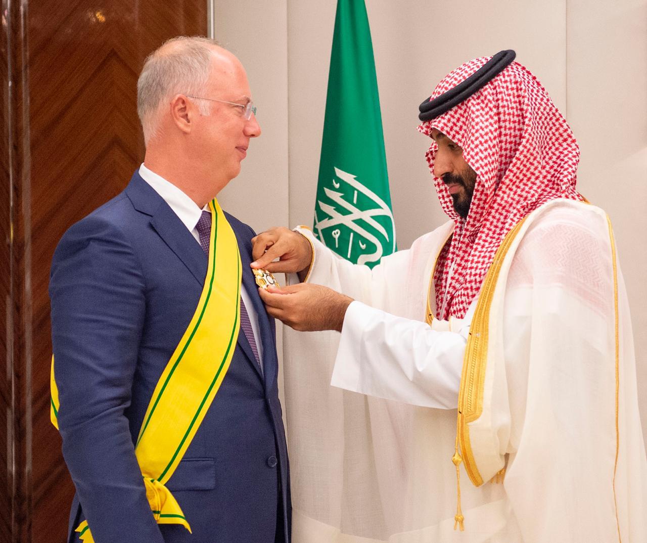 الأمير محمد بن سلمان يقلّد كيريل ديميترييف وشاح الملك عبدالعزيز
