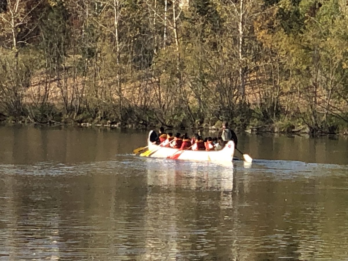 wolfcreekint's tweet photo. International students from Guangzhou, China attending school in @WCPS72 enjoy canoeing on a beautiful fall afternoon @CityofLacombe Cranna Lake with support from @BurmanUniv students. A great Canadian experience! #wcilp #StudyInAlberta #ceg3 #Lacombe https://t.co/Waq0xsQoRh