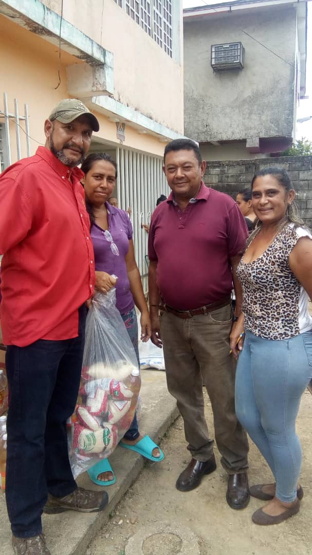MercalApure_'s tweet image. #Entérate
La #MisiónAlimentación en un trabajo mancomunado con los @ClapOficial de la parroquia San Fernando fueron atendidas más de 629 familias del sector 9 de Diciembre III.
#TodosSomosClap 
#Minppal15AñosLeales
#MovimientoIndigenaEnRevolución