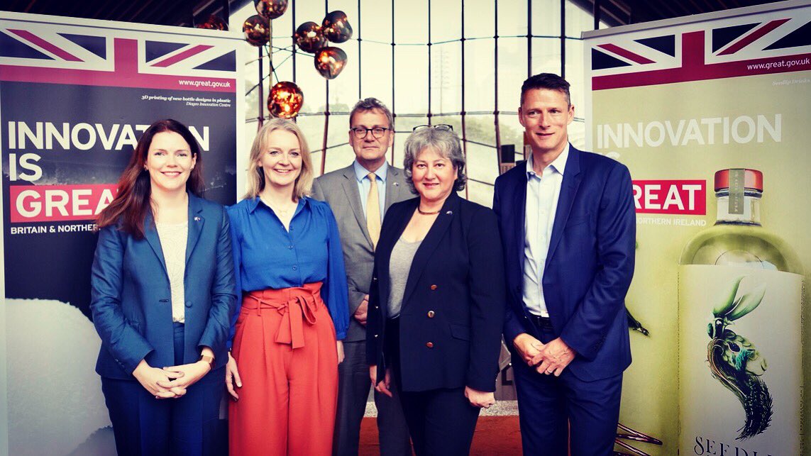 VickiTreadell's tweet photo. #Exporting in the rain 🎶
Starring @trussliz @natalieblackuk @michaelwardUK & @VickiTreadell
Supporting cast @LandRover
@BromptonBicycle @DiageoAustralia & #rydo #LondonTaxis
Produced & directed by @tradegovukAUS @ukinaustralia
Location #downunder
#ReadytoTrade
#ExportingIsGREAT https://t.co/QtMtSFsz3K