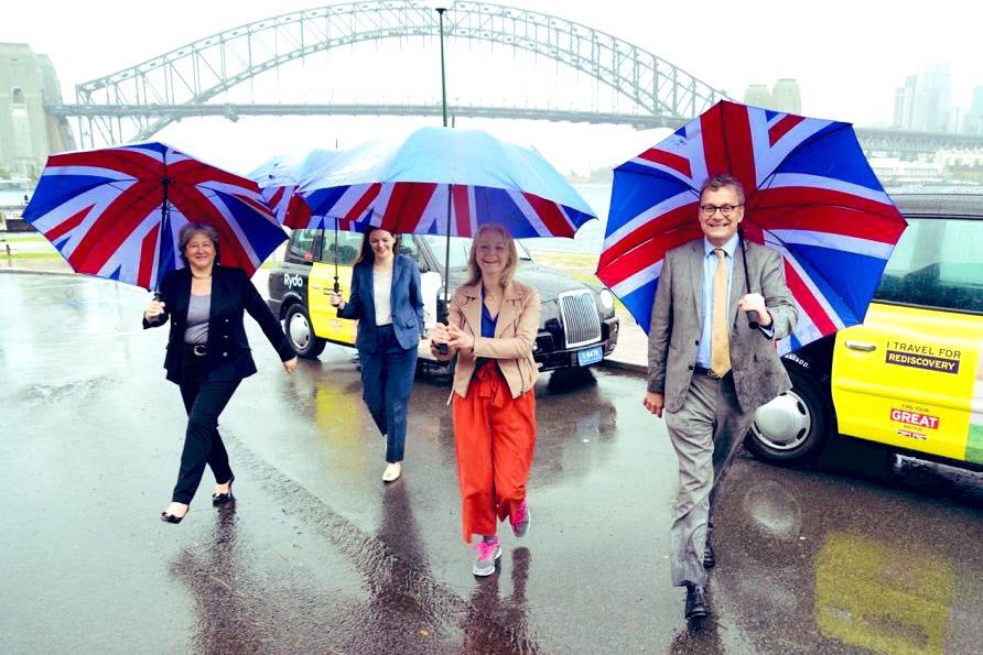 VickiTreadell's tweet photo. #Exporting in the rain 🎶
Starring @trussliz @natalieblackuk @michaelwardUK & @VickiTreadell
Supporting cast @LandRover
@BromptonBicycle @DiageoAustralia & #rydo #LondonTaxis
Produced & directed by @tradegovukAUS @ukinaustralia
Location #downunder
#ReadytoTrade
#ExportingIsGREAT https://t.co/QtMtSFsz3K