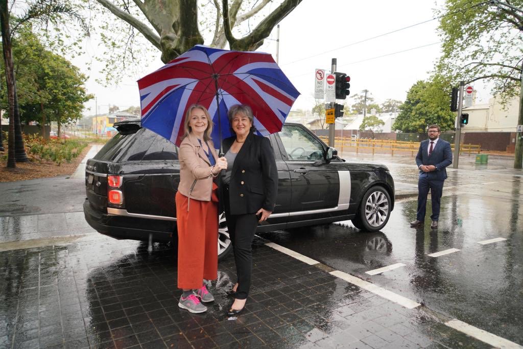 VickiTreadell's tweet photo. #Exporting in the rain 🎶
Starring @trussliz @natalieblackuk @michaelwardUK & @VickiTreadell
Supporting cast @LandRover
@BromptonBicycle @DiageoAustralia & #rydo #LondonTaxis
Produced & directed by @tradegovukAUS @ukinaustralia
Location #downunder
#ReadytoTrade
#ExportingIsGREAT https://t.co/QtMtSFsz3K