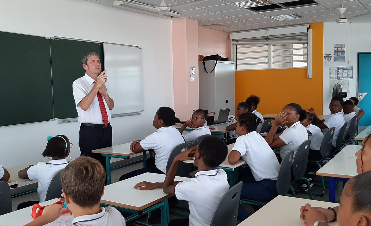 acmartinique's tweet photo. Échanges nourris et débats intéressants avec les élèves de 5ème du collège Julia Nicolas de @fdfville à l'occasion de la #Journéedudroit : le recteur @PascalJanTweets a dispensé un cours de droit sur la thématique de l'#égalité femmes-hommes et de la non-discrimination https://t.co/C9PfDTyfuC