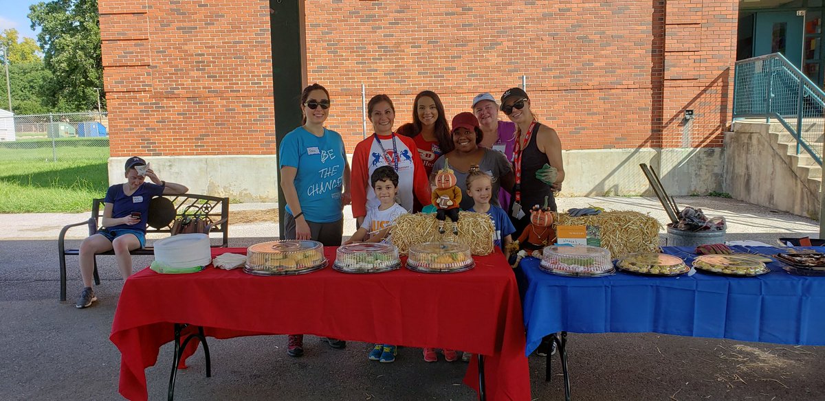 mtgarcia2010's tweet photo. Last Saturday's @UrbanHarvest gardening day was a total success! Thank you @MemorialElm teachers, parents, students &amp; community members @HISDFACE @tamiwhamilton @pto_memorial @TeamHISD https://t.co/KAefIYNWBQ
