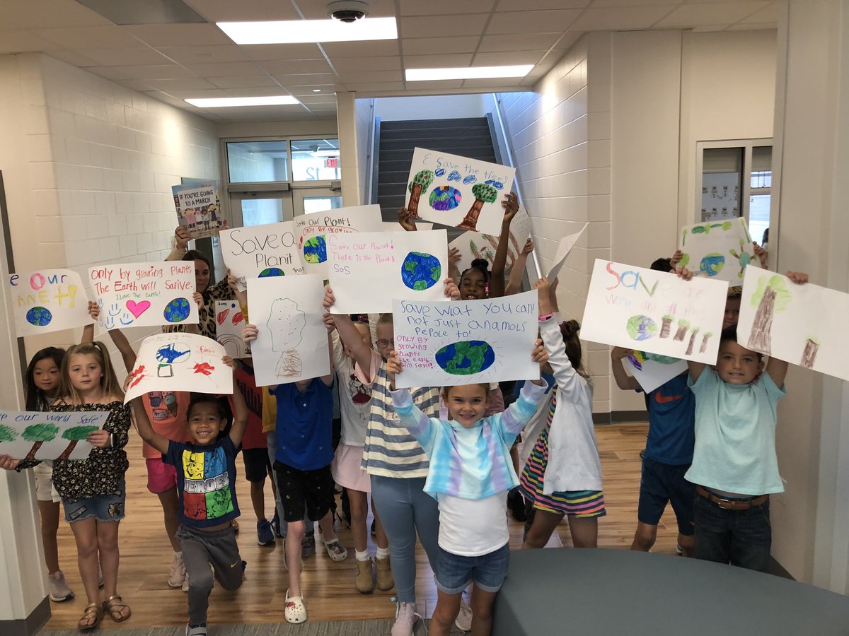 robinsons_room's tweet photo. Big day in the #SESLibrary Dog Man showed up to get students excited about the the Book Fair! Ss came to make their wish lists and Students on a โSave the Earth & Treesโ ๐๐ณMarch came through! Itโs a good day to be an Explorer! ๐งญ @SoutheasternEl1 https://t.co/Z8z8kVwESU