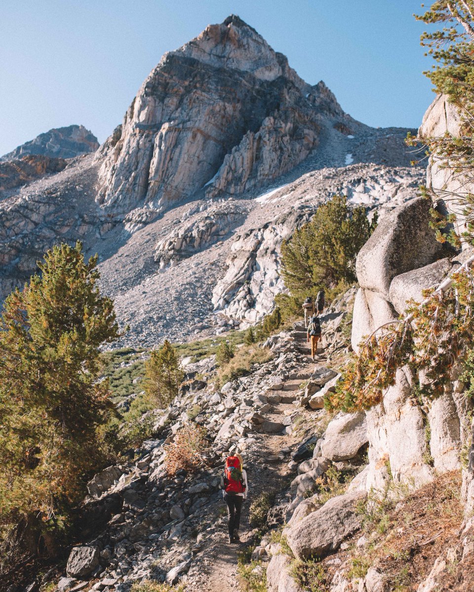 mattdsampson's tweet photo. Finally, the trek up Glen Pass / Day 4 on the #raelakesloop.
.
#kingscanyonnationalpark #humanpoweredadventures #rawcalifornia #trustthewild #naturelovers #backpacking #travelgram #capturingcalifornia #everydaycalifornia #livefolk #nature #natureaddict #californiagram https://t.co/Aogq5oT7s9