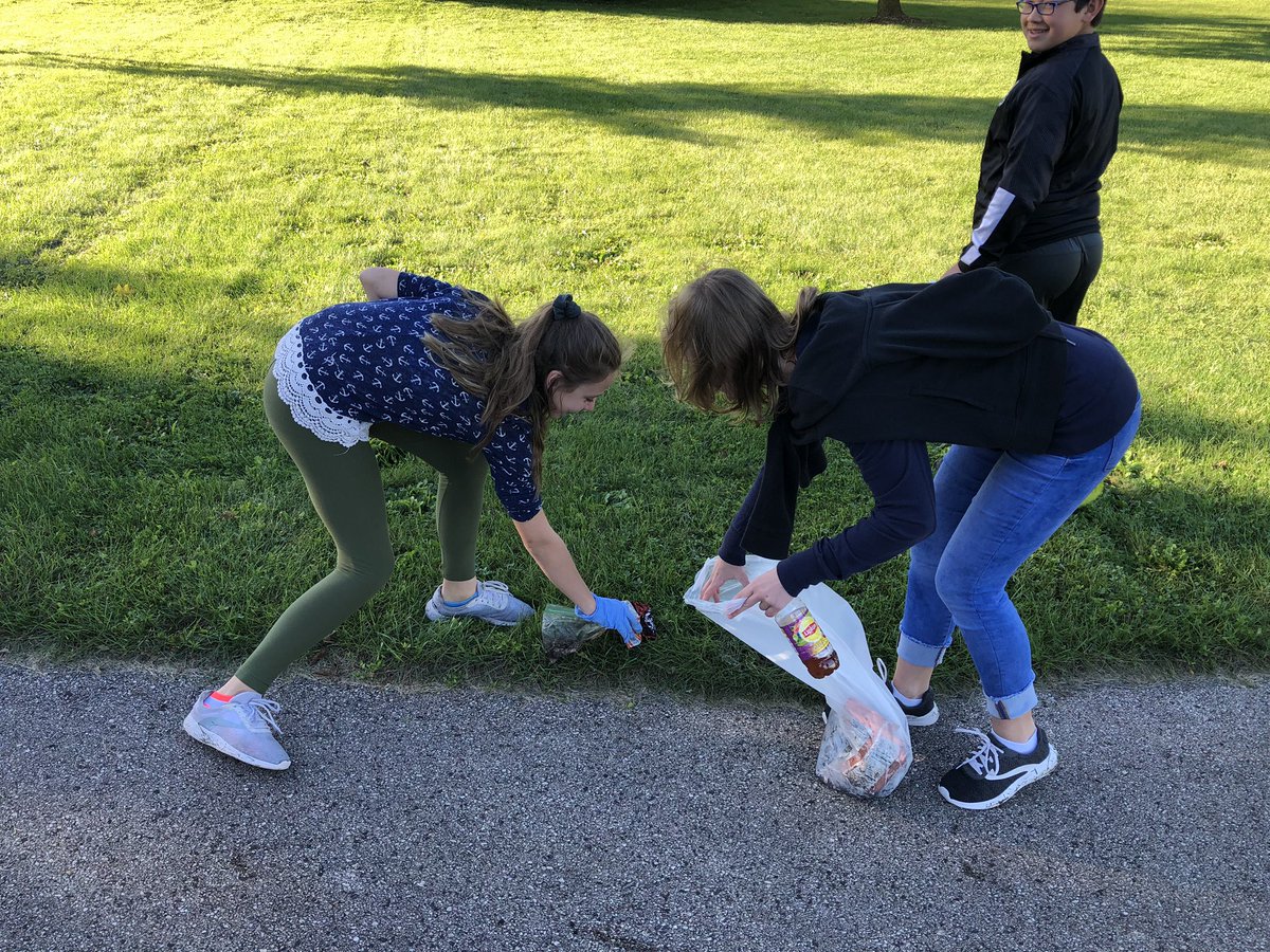 The kids did a great job of cleaning up our school and Saratoga Park today! <a href="/STEM_Saratoga/">@STEM_Saratoga</a> <a href="/edUcation_frwd/">James Murray</a>