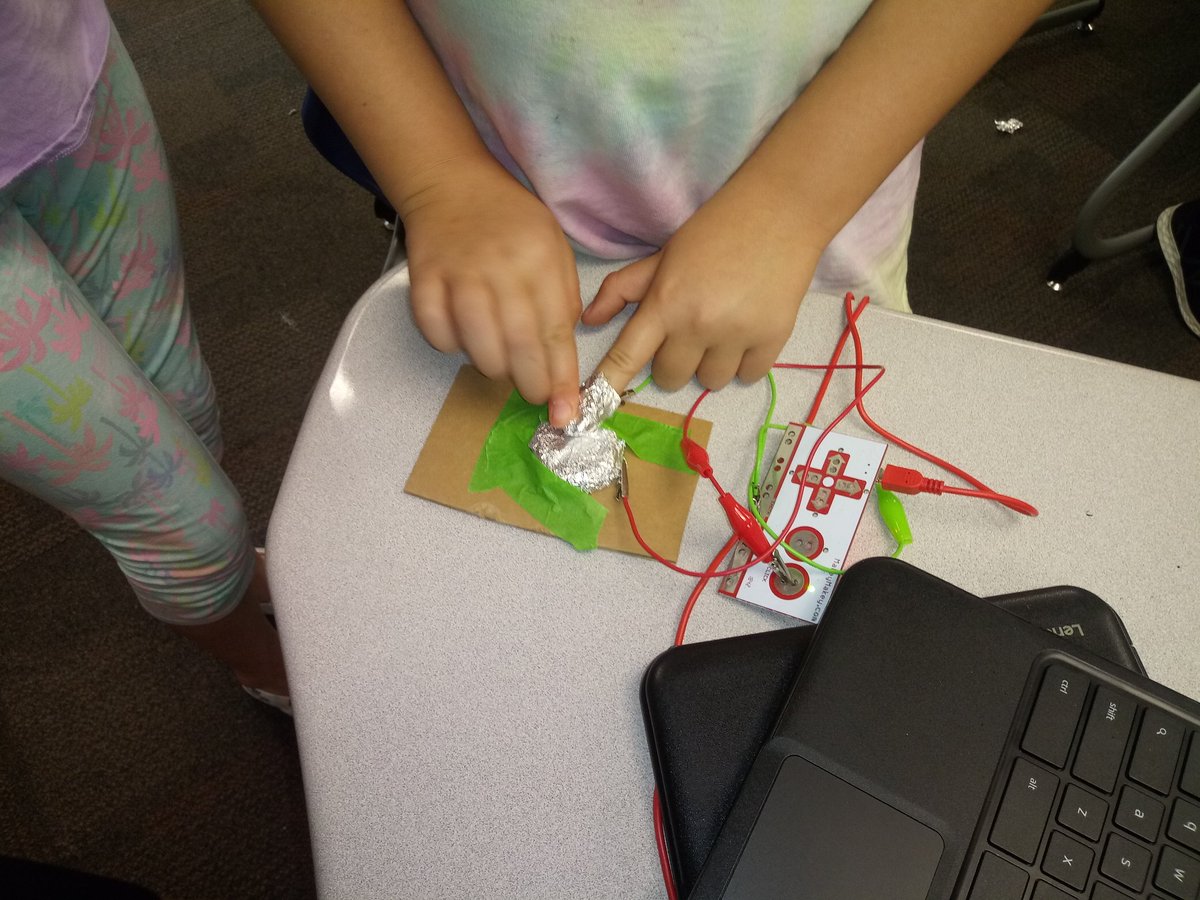 stem_ses's tweet photo. What did 4th and 5th graders do in STEM this week? How about making game controllers that really work using @scratch and @makeymakey. Total engagement and totally excited! @RachelRinker1 @MrsKrietz @fcpsk12 @LindaFarringer #inspireses #STEM https://t.co/C12xVqk0zm