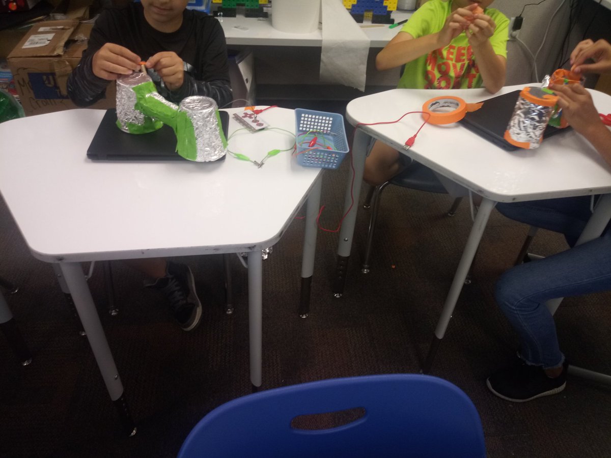 stem_ses's tweet photo. What did 4th and 5th graders do in STEM this week? How about making game controllers that really work using @scratch and @makeymakey. Total engagement and totally excited! @RachelRinker1 @MrsKrietz @fcpsk12 @LindaFarringer #inspireses #STEM https://t.co/C12xVqk0zm