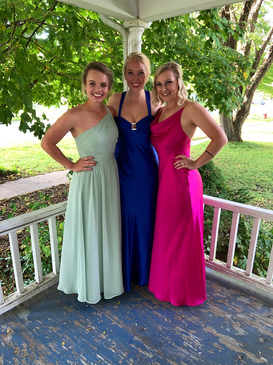 UIU_Softball's tweet photo. They traded in their cleats for heals!! 👠🦚 🤩
#PresidentsBall2019 #FancyFeathers #OurFault #BreakingGround #LeaveEmShook https://t.co/UG9Mv0vUVw