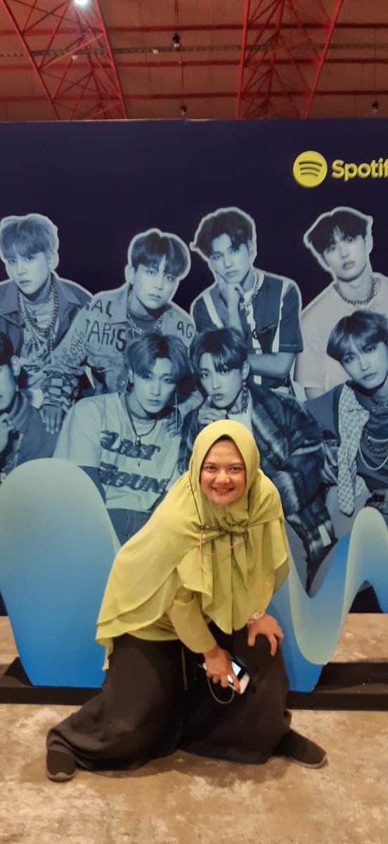 ifasagir's tweet photo. #SpotifyOnStageJKT2019 ini niy emak” kerudung panjang, penonton paling tuwir kmrin mlm @erworkz @Kopijawa https://t.co/ZvLZwa4hYN