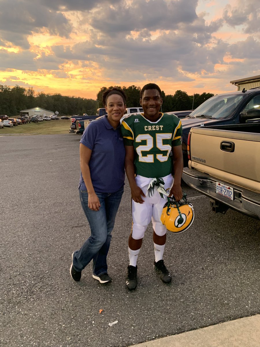 Kwray54's tweet photo. Friday Night Lights with the Misses! Dr. Kay Ray @kray1994 in the house. Leggo! #CrestChargers #RayFamily https://t.co/DYRkMkFeRW